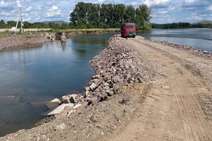 На реке Абакан продолжают укреплять берег в районе водозабора